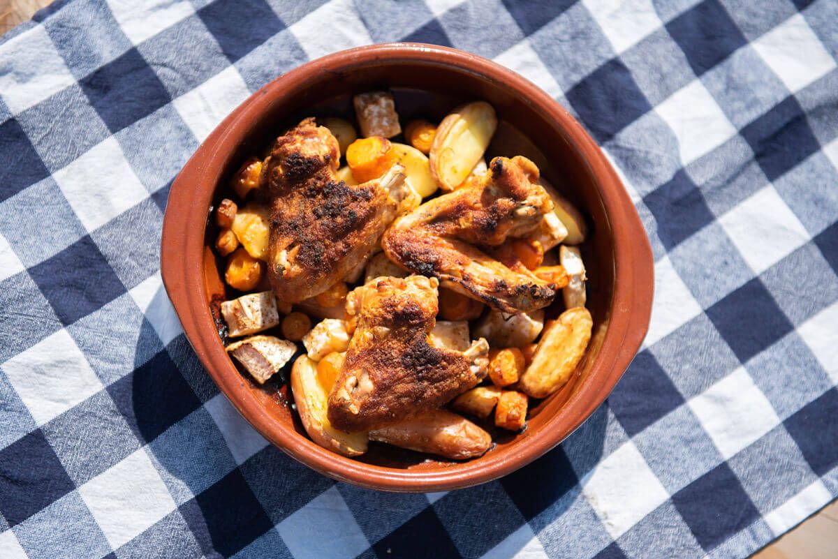 Outdooroven recipe: Roasted chicken with celeriac, carrot and potato